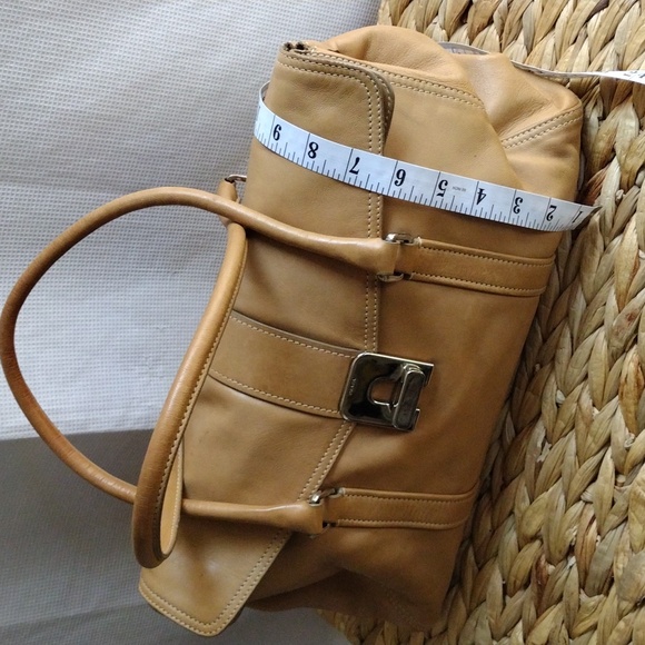 Prada Cuervo tan soft leather shoulder bag. - Picture 4 of 13